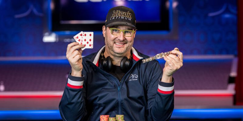 Phil Hellmuth từng thu vào tiền thưởng giá trị hàng triệu đô từ các sòng bạc